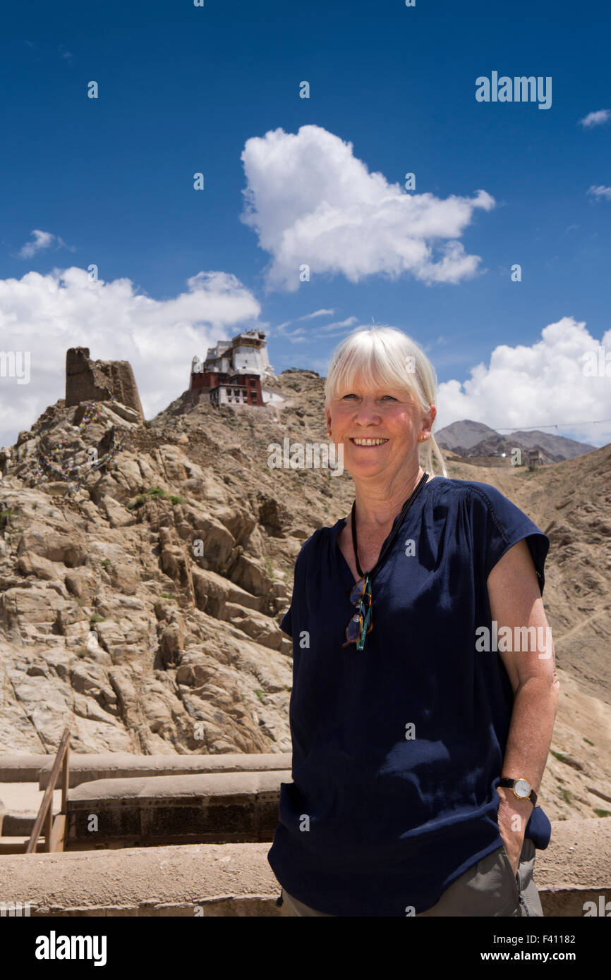 Indien, Jammu & Kashmir, Ladakh, Leh, Palast, senior Frau Touristen posieren für Erinnerungsfoto im vorderen o Namgyal Tsemos und Tsemos Stockfoto