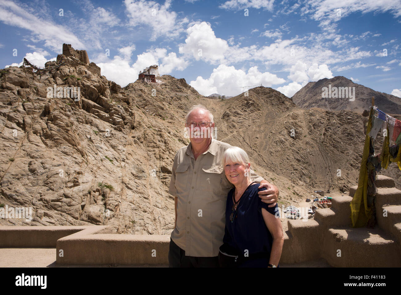 Indien, Jammu & Kashmir, Ladakh, Leh, Palast, senior Tourist Paar posieren für Erinnerungsfoto im vorderen o Namgyal Tsemos und Tsem Stockfoto