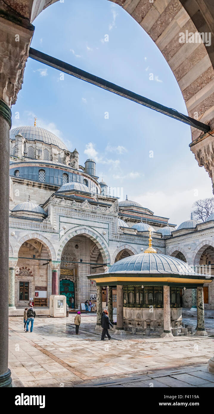 Bayezid II Mosque in Istanbul mit unbekannten Menschen. Dies ist eine osmanische imperiale Moschee. Stockfoto