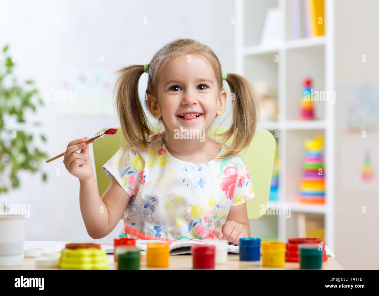 Kind zu Hause malen oder Kindertagesstätte Stockfoto