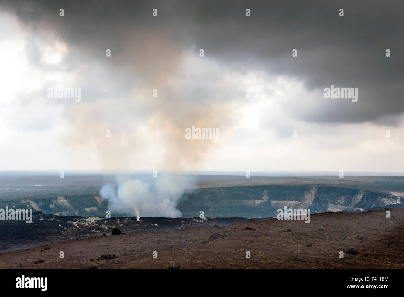 Dampf steigt von Halema'uma'u Krater, Kilauea Caldera, Hawai ' i Volcanoes National Park, Big Island, Hawaii, USA Stockfoto