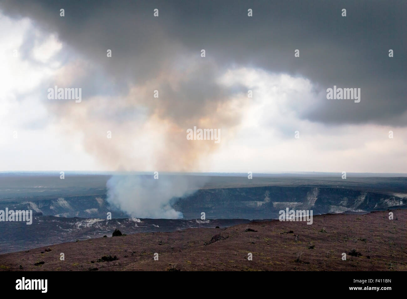 Dampf steigt von Halema'uma'u Krater, Kilauea Caldera, Hawai ' i Volcanoes National Park, Big Island, Hawaii, USA Stockfoto