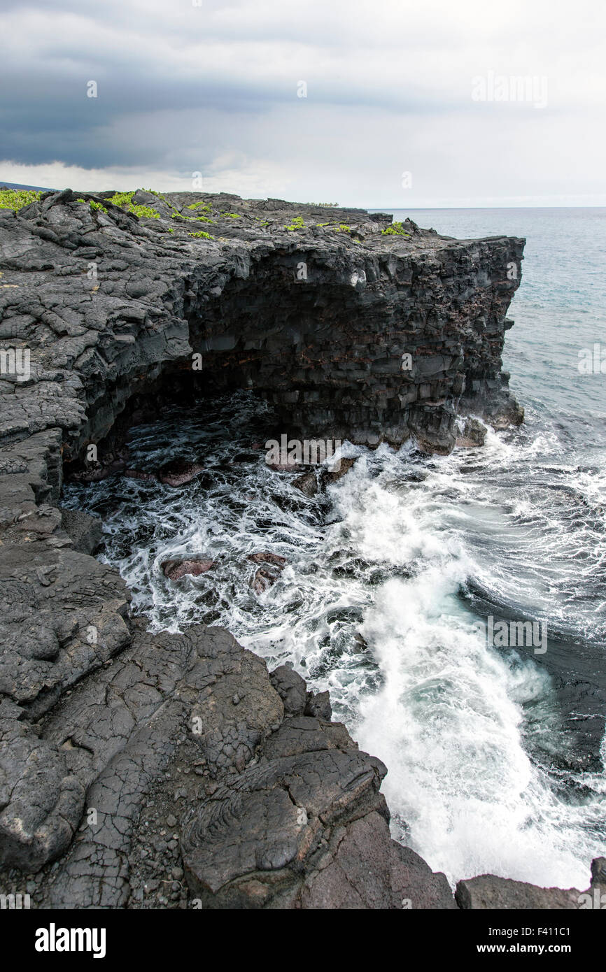 Pazifischen Ozean Wellen vulkanischen Felsen, Hawai ' i Volcanoes National Park, Big Island, Hawaii, USA Stockfoto