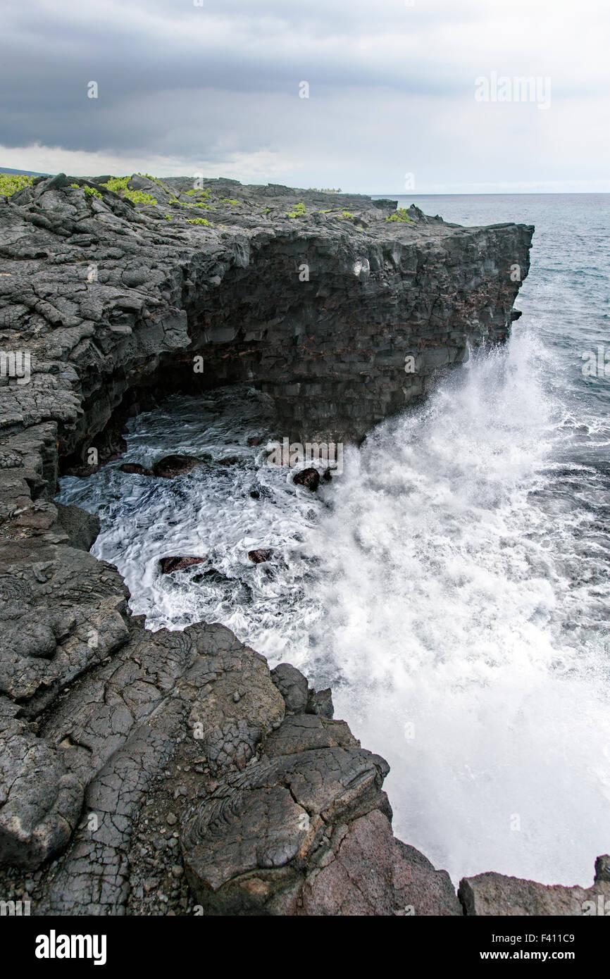 Pazifischen Ozean Wellen vulkanischen Felsen, Hawai ' i Volcanoes National Park, Big Island, Hawaii, USA Stockfoto