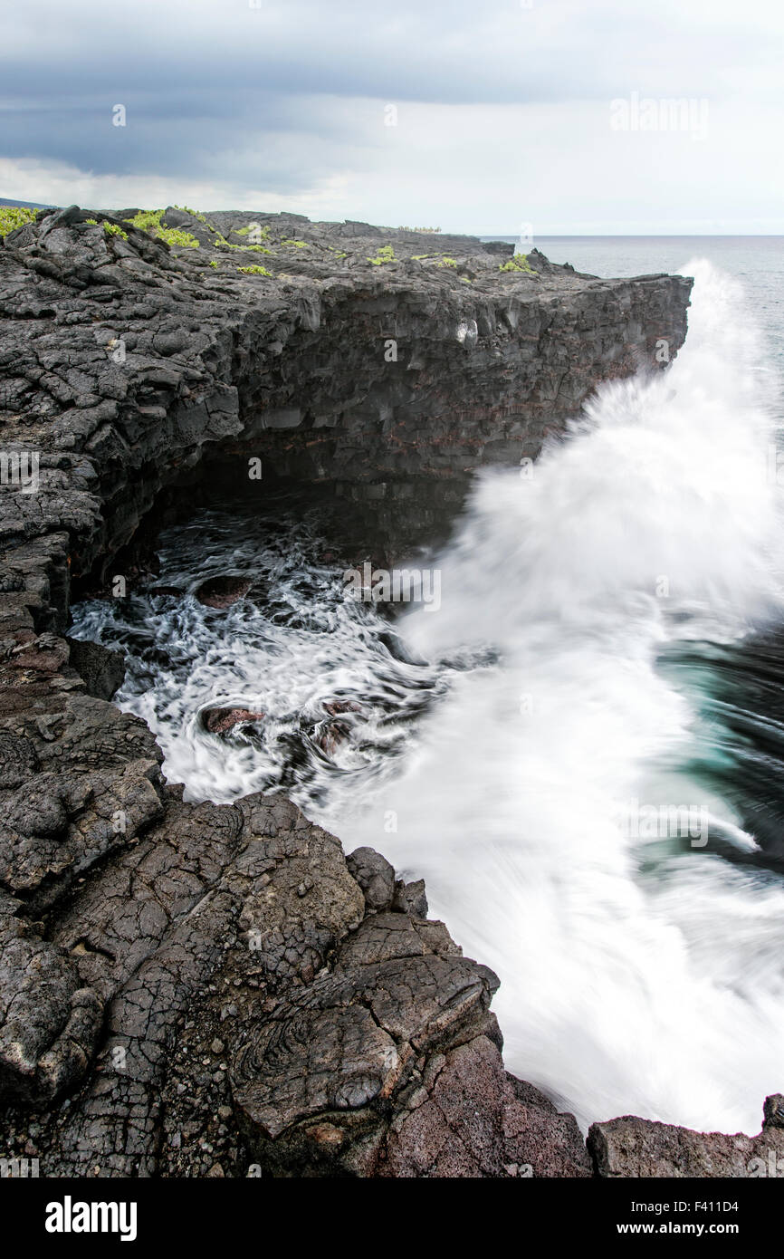 Pazifischen Ozean Wellen vulkanischen Felsen, Hawai ' i Volcanoes National Park, Big Island, Hawaii, USA Stockfoto