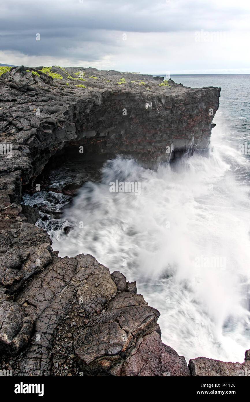 Pazifischen Ozean Wellen vulkanischen Felsen, Hawai ' i Volcanoes National Park, Big Island, Hawaii, USA Stockfoto