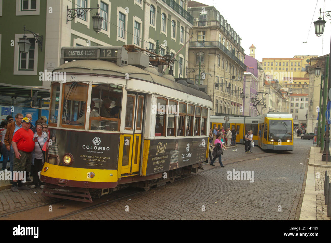 Lissabon, Portugal, 4. Oktober 2015. Touristen, die durch eine Straßenbahn-Haltestelle am Martim Monix Quadrat gesehen. Bildnachweis: David Mbiyu / Alamy Live News Stockfoto