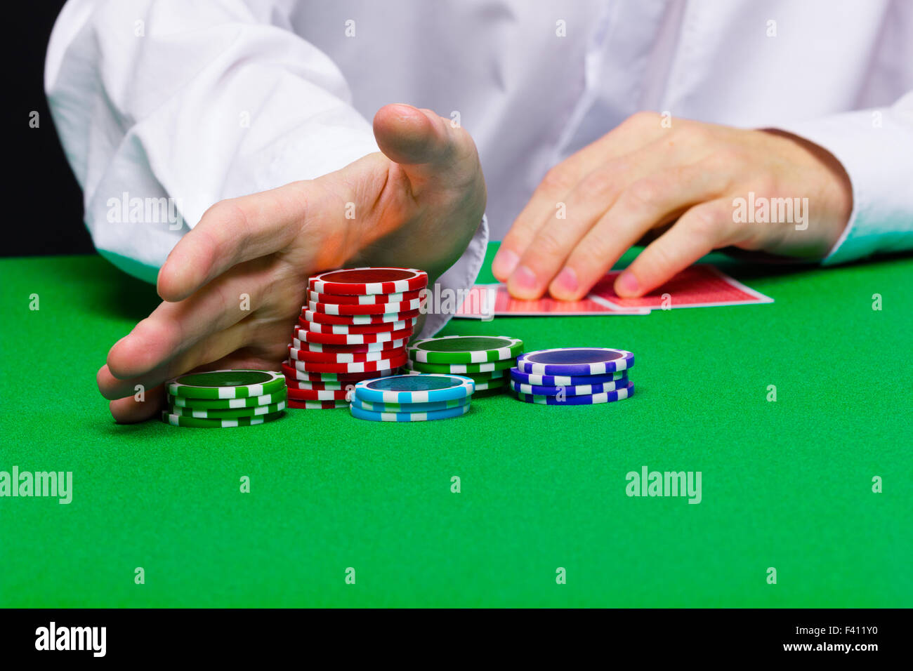 Man legt im Casino. Hand mit Pommes frites Stockfoto