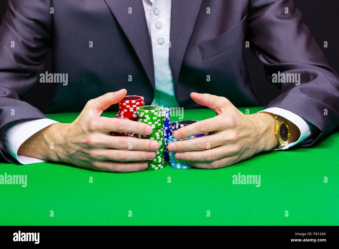 Mann mit einem Haufen von Chips. Grünen Tisch Stockfoto