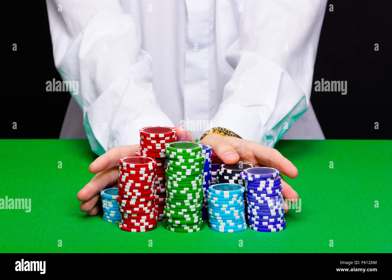 Man legt im Casino. Hand mit Pommes frites Stockfoto