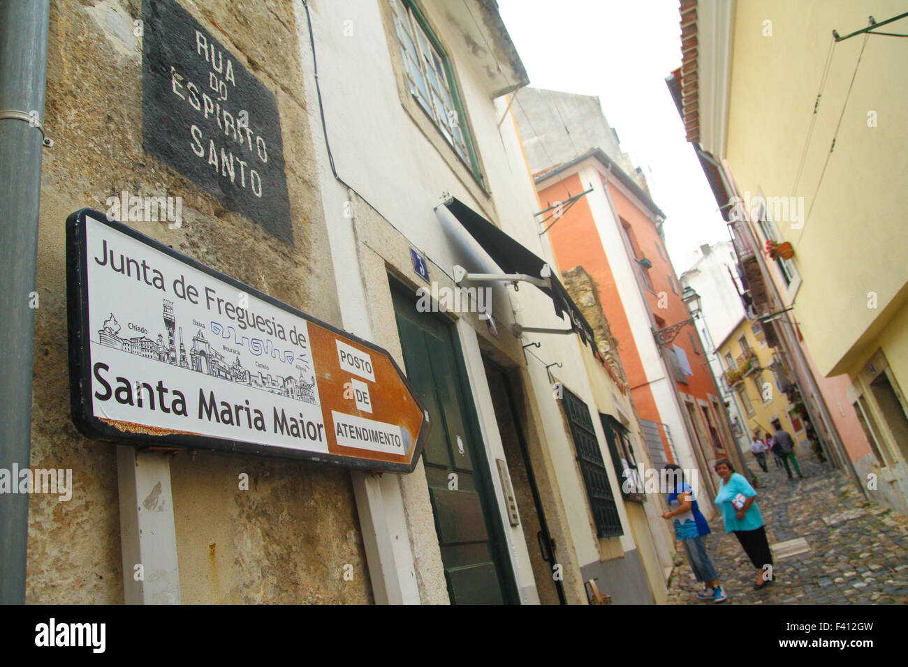 Lissabon, Portugal, 4. Oktober 2015. Menschen auf der Rua gesehen tun Espirito eines gepflasterten Gassen der Altstadt von Lissabon. Bildnachweis: David Mbiyu / Alamy Live News Stockfoto