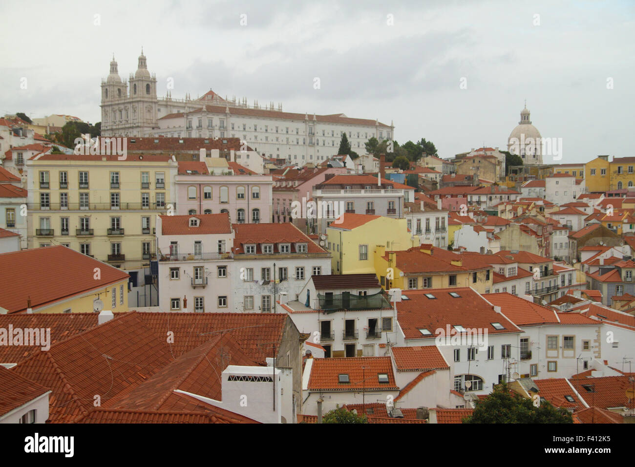 Lissabon, Portugal - 4. Oktober 2015. Blick auf die Alfama Viertel mit Kirche von São Vicente von Fora gesehen auf dem Hintergrund von Miradouro de Santa Luzia. Bildnachweis: David Mbiyu / Alamy Live News Stockfoto