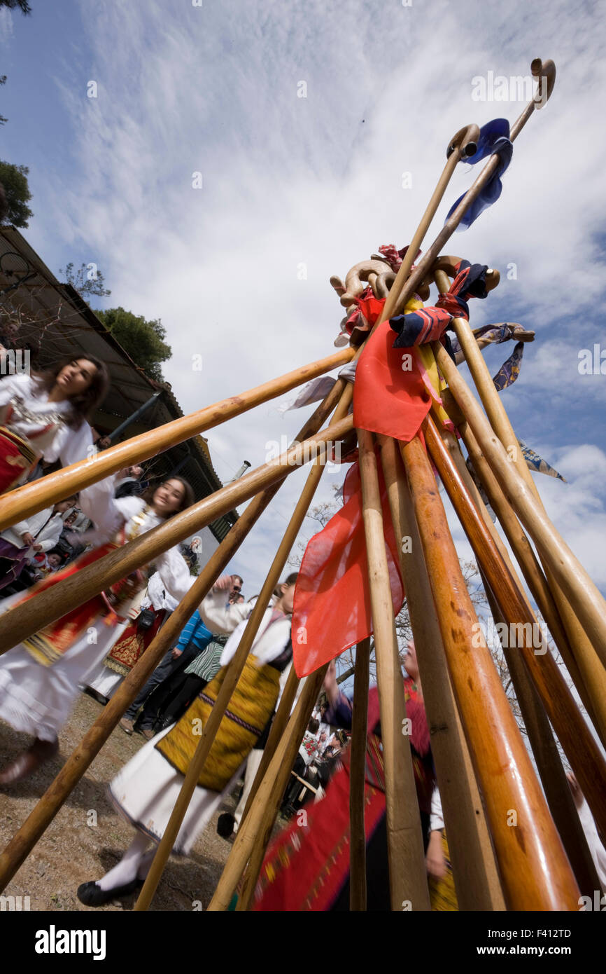 Vlach Frauen tanzen um eine pyramidenförmige Stapel eingerichtet Haken gerochene Hirte Stäbe während des Griechischen Vlach Hochzeit Ritual. Theben GR Stockfoto