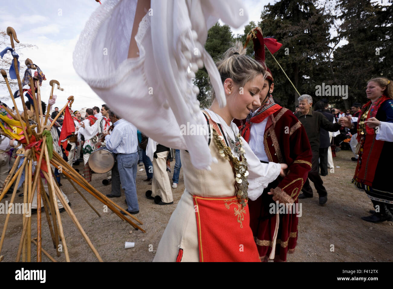 Weibliche Vlach Tänze um einen pyramidenförmigen Stapel von verzierten Haken Nase Hirte Stäbe bei der jährlichen Vlach-Hochzeit in Theben. Stockfoto