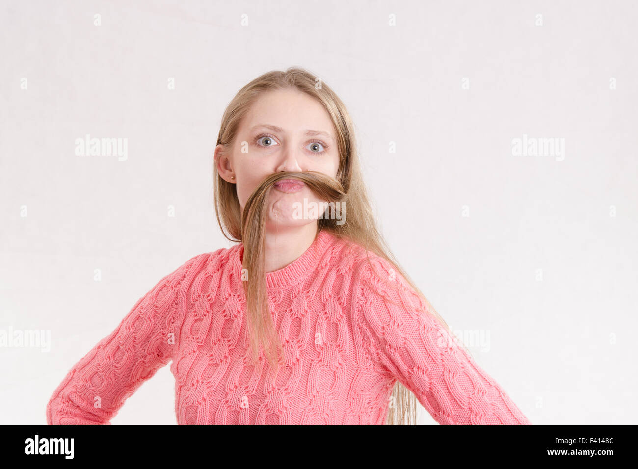 Fröhliches Mädchen Schnurrbart machte eine Haarlocke Stockfoto