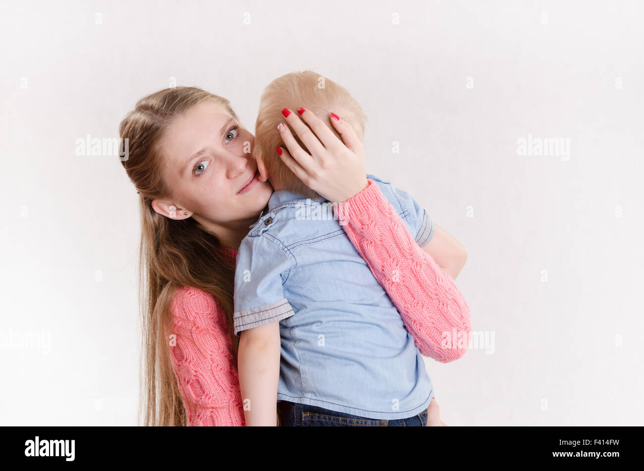 Mutter seines kleinen Sohnes verschont Stockfoto