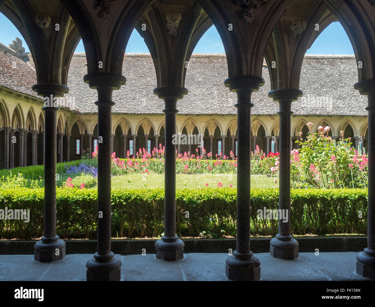 Garten und Kreuzgang der Abtei Mont-Saint-Michel Stockfoto