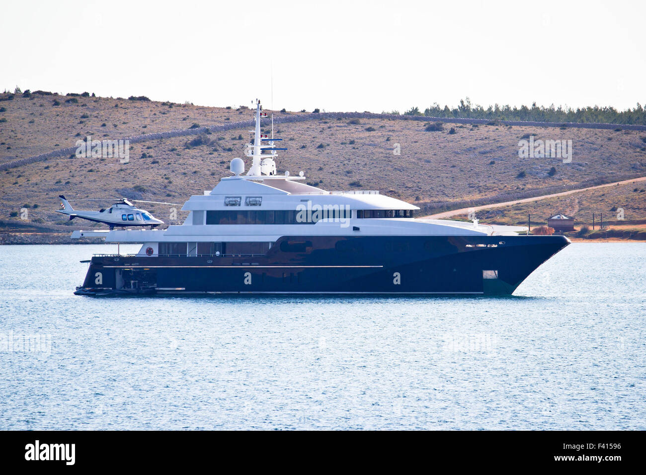 Loxury Yacht mit Hubschrauber an Bord Stockfoto