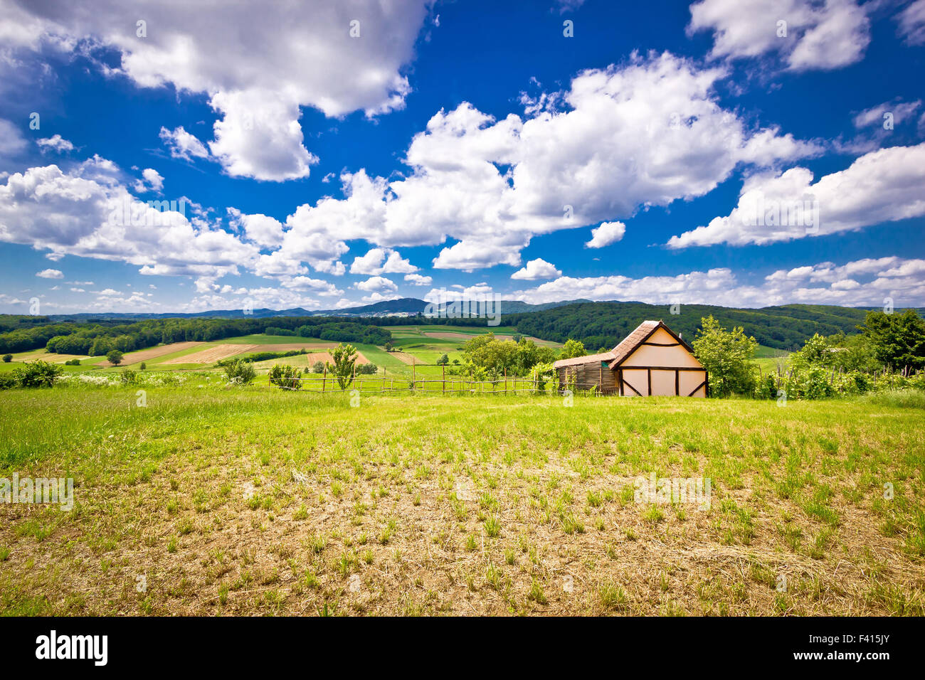 Ferienhaus im idyllischen Agrarlandschaft Stockfoto
