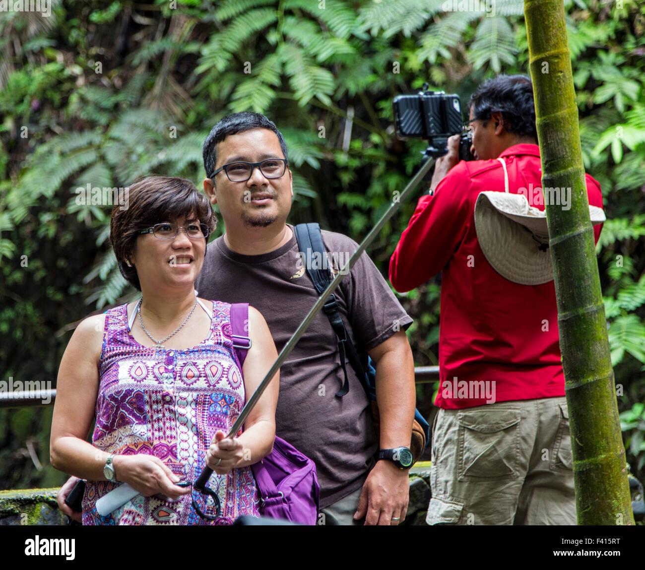 Touristen fotografieren Selfie, Hawai ' i tropischen botanischen Garten-Naturschutzgebiet; Big Island, Hawaii, USA Stockfoto