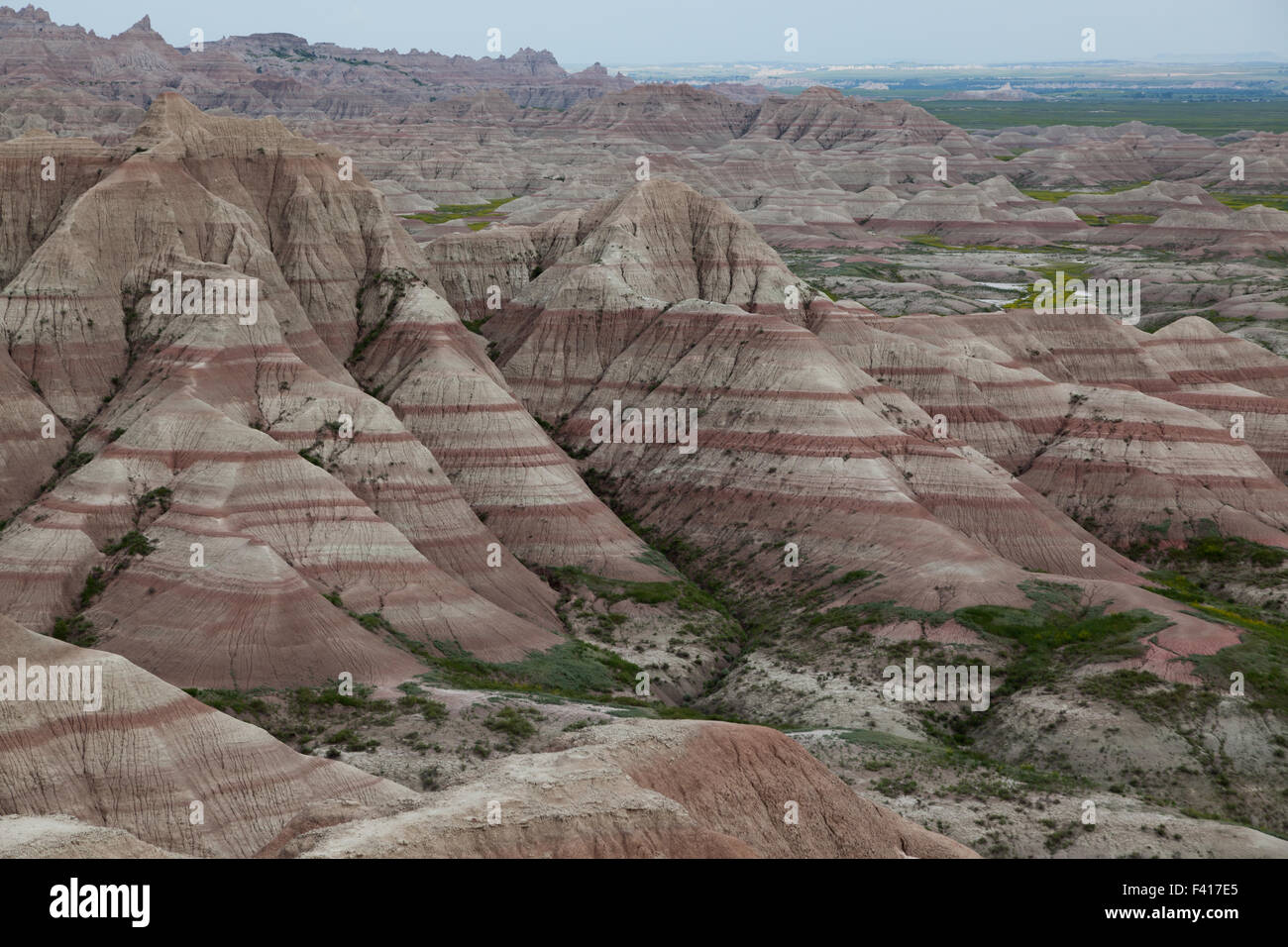 Schichten von rot und braun Ton und Stein erstellen awesome Formationen in die weite Landschaft von Badlands Nationalpark, South Dakota. Stockfoto