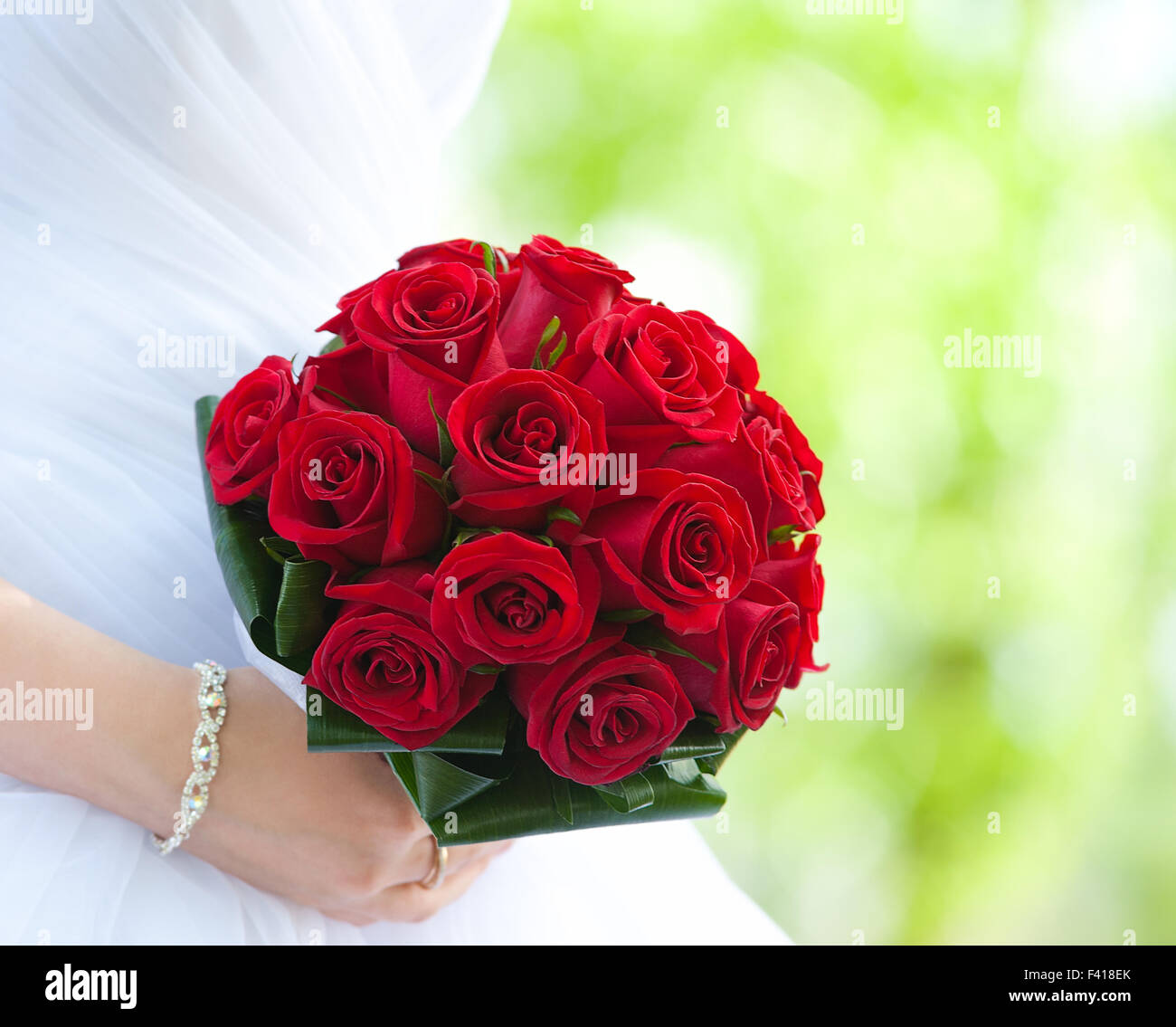 Braut mit Strauß roter Rosen Stockfoto