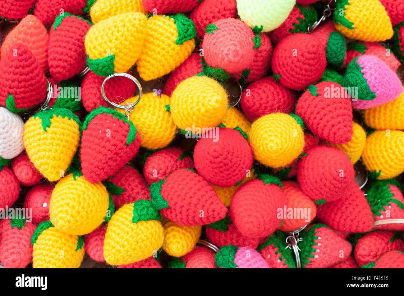 gestrickte Kleinigkeiten - Erdbeeren Stockfoto
