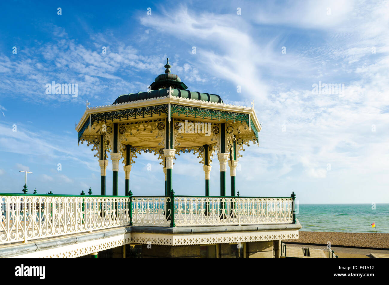 Der Musikpavillon am Brighton und Hove Meer im Sommer, East Sussex, England. Stockfoto