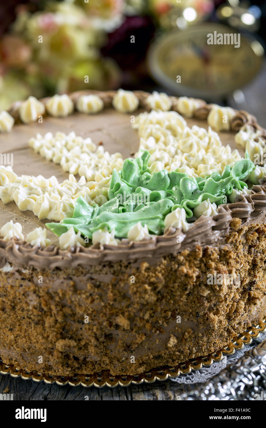 Walnuss-Kuchen mit Buttercreme. Stockfoto