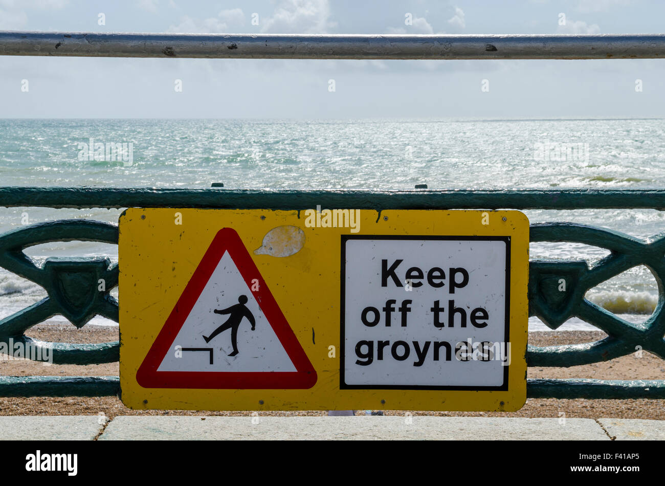 Halten Sie von den Buhnen Warnzeichen an der Küste von Brighton und Hove, East Sussex, England. Stockfoto