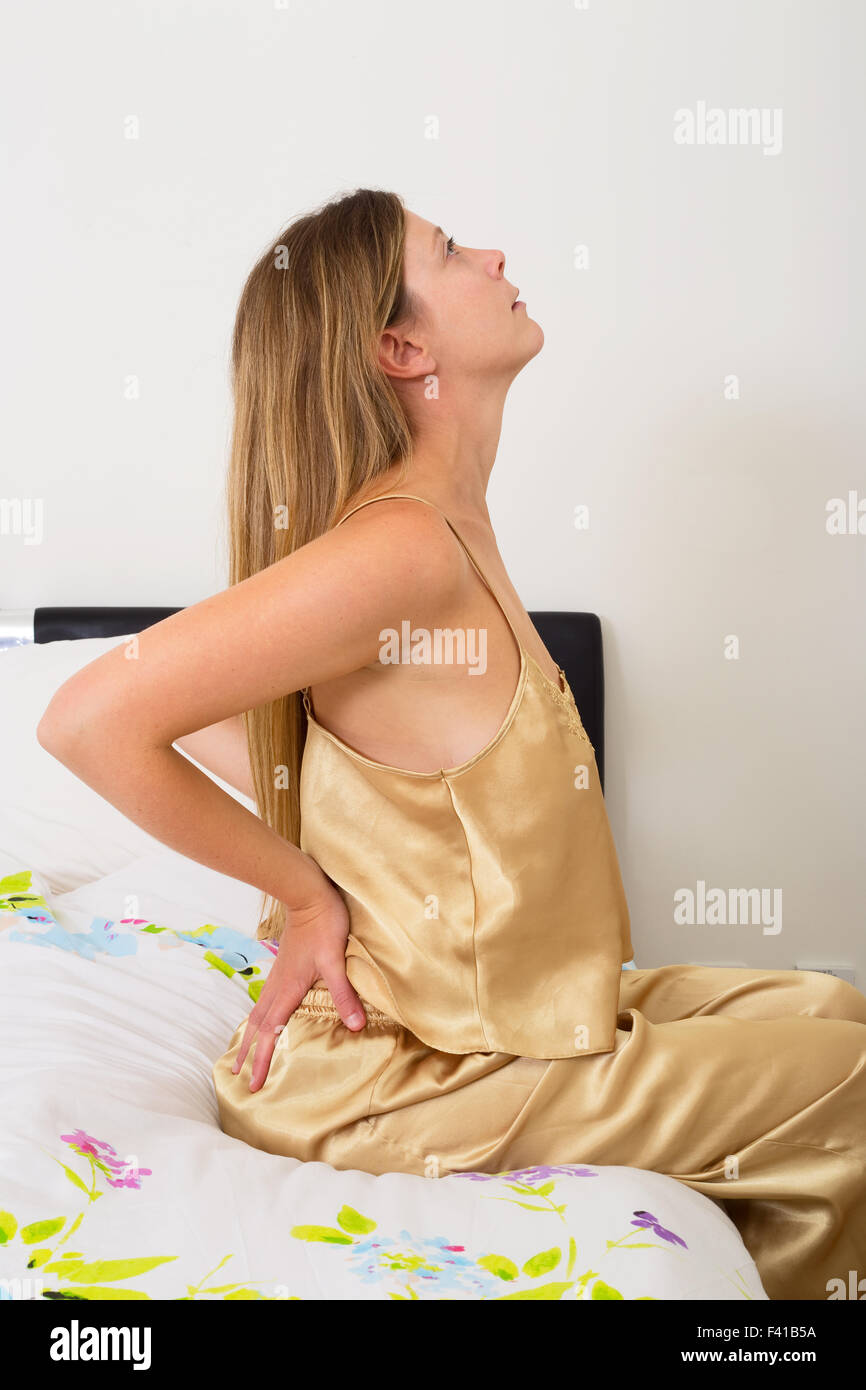 junge Frau fühlen den Schmerz im Rücken Stockfoto