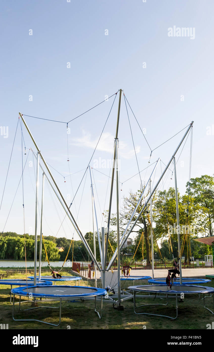 Elastische Akkord springen Installation und Landeplätze für Kinder in der Nähe eines Spielplatzes Stockfoto