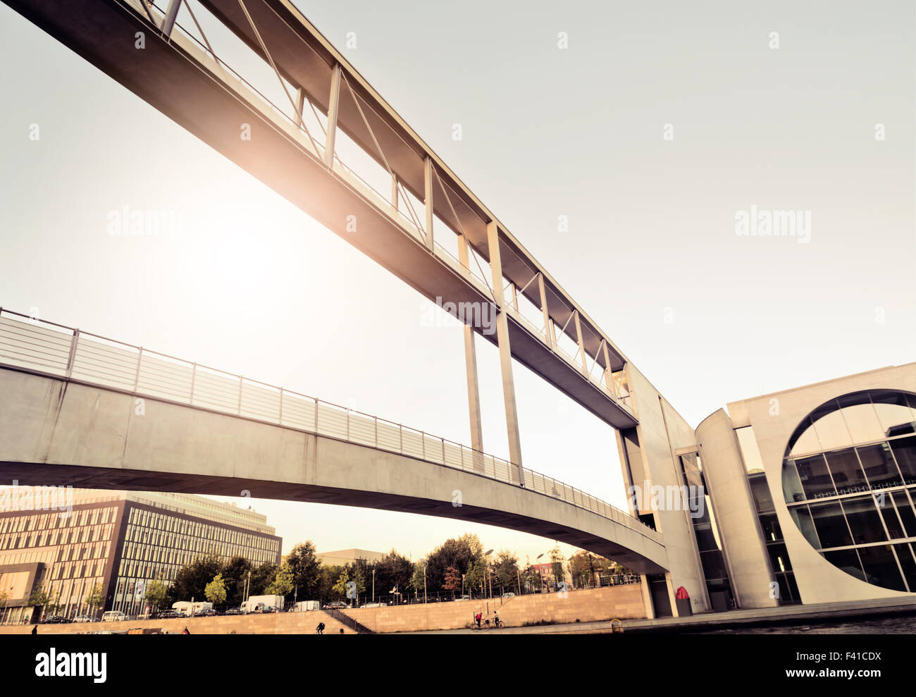 Moderne Fußgängerbrücke Stockfoto