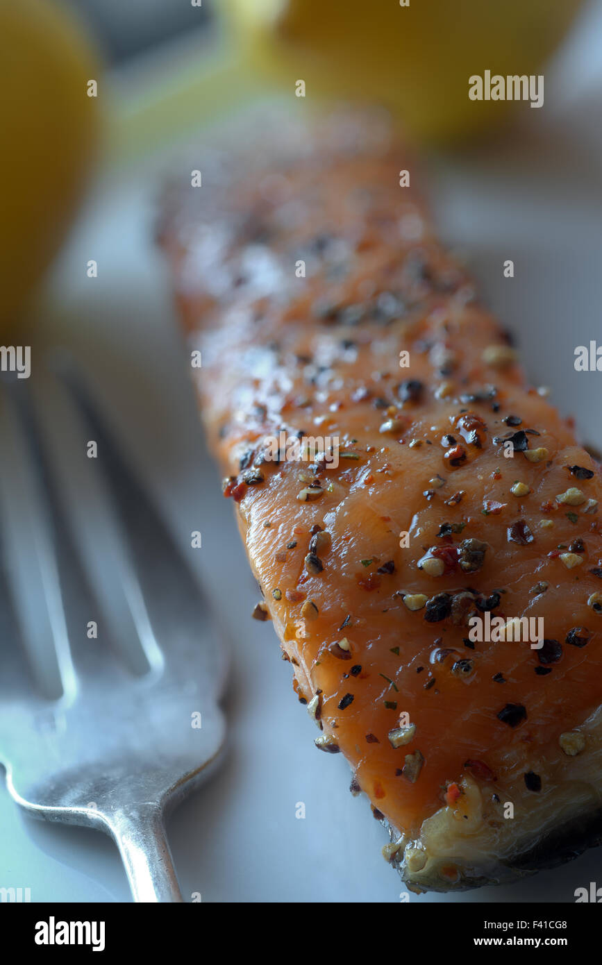 Geräucherter Lachs mit Pfeffer Stockfoto