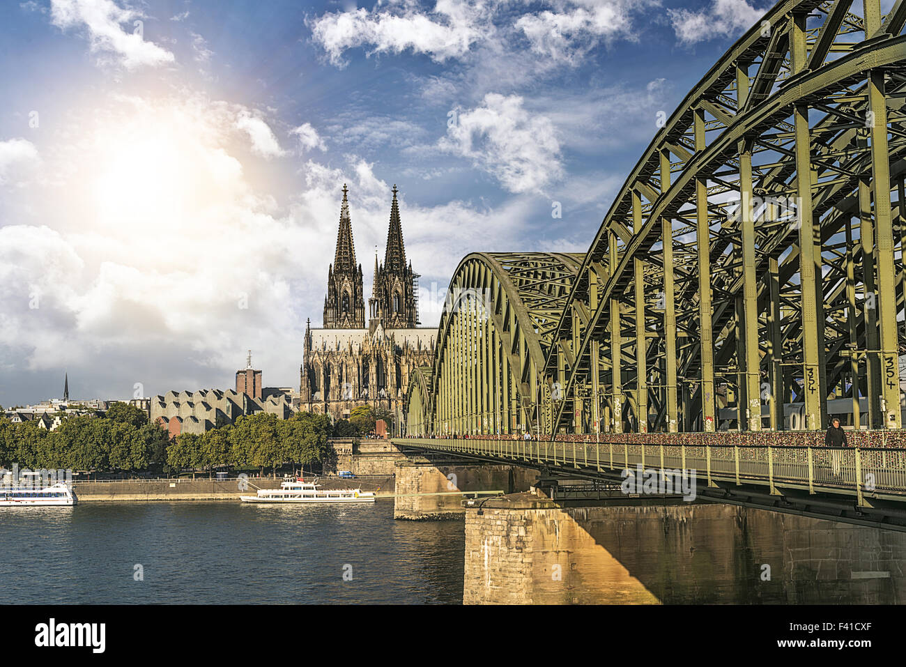 Kölner Dom und Brücke Stockfoto