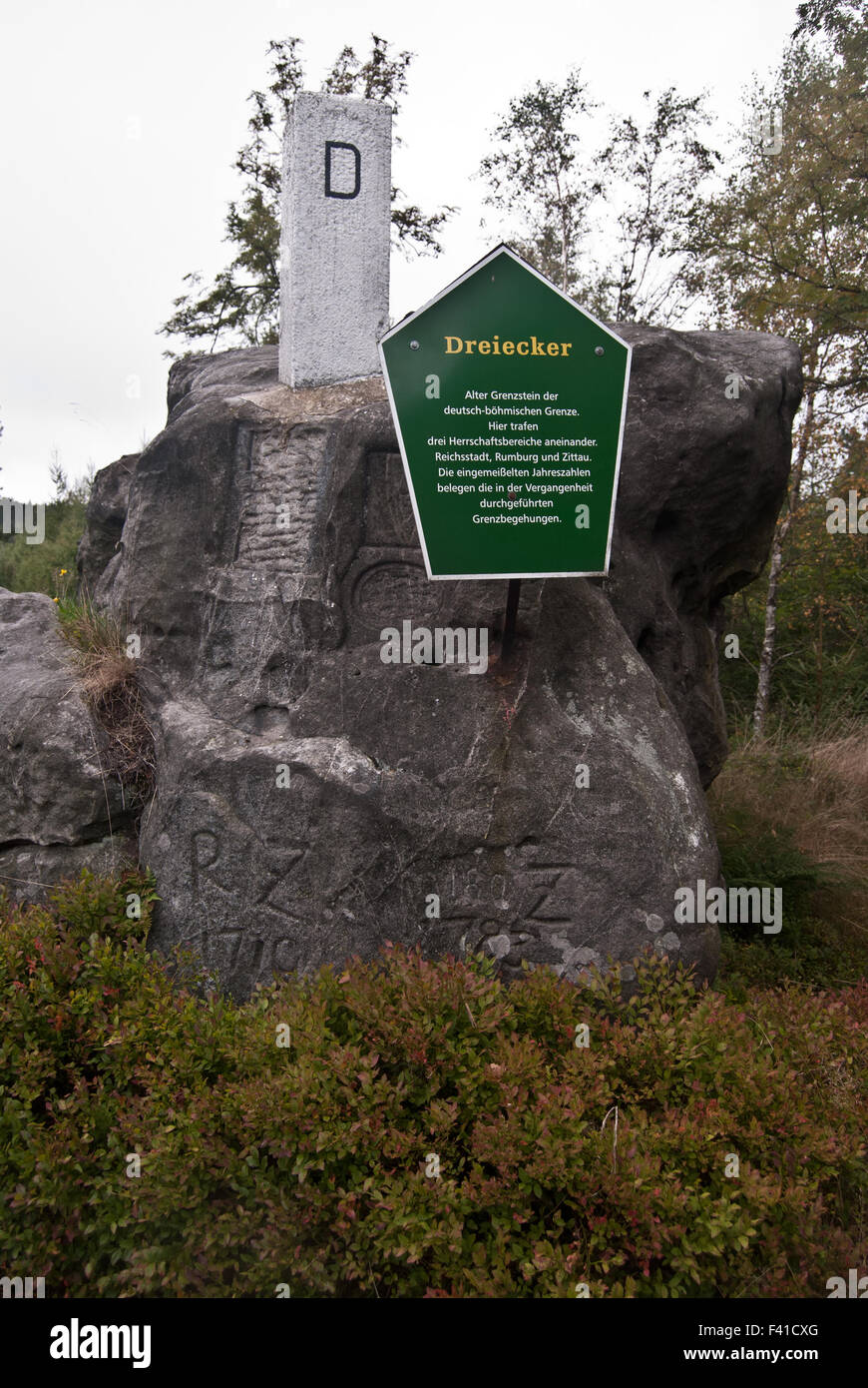 Deutsch-tschechischen Grenze Marker auf Dreiecker Stein im Zittauer Gebirge Berge Stockfoto