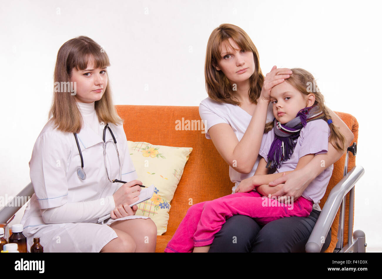 Kinderarzt besucht ein krankes Kind zu Hause Stockfoto