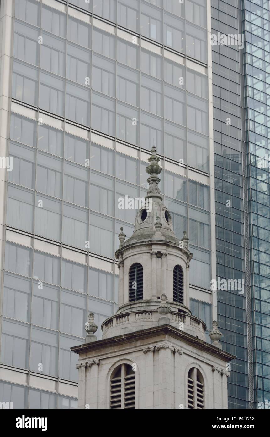 Kirche mit Bürogebäude im Hintergrund Stockfoto
