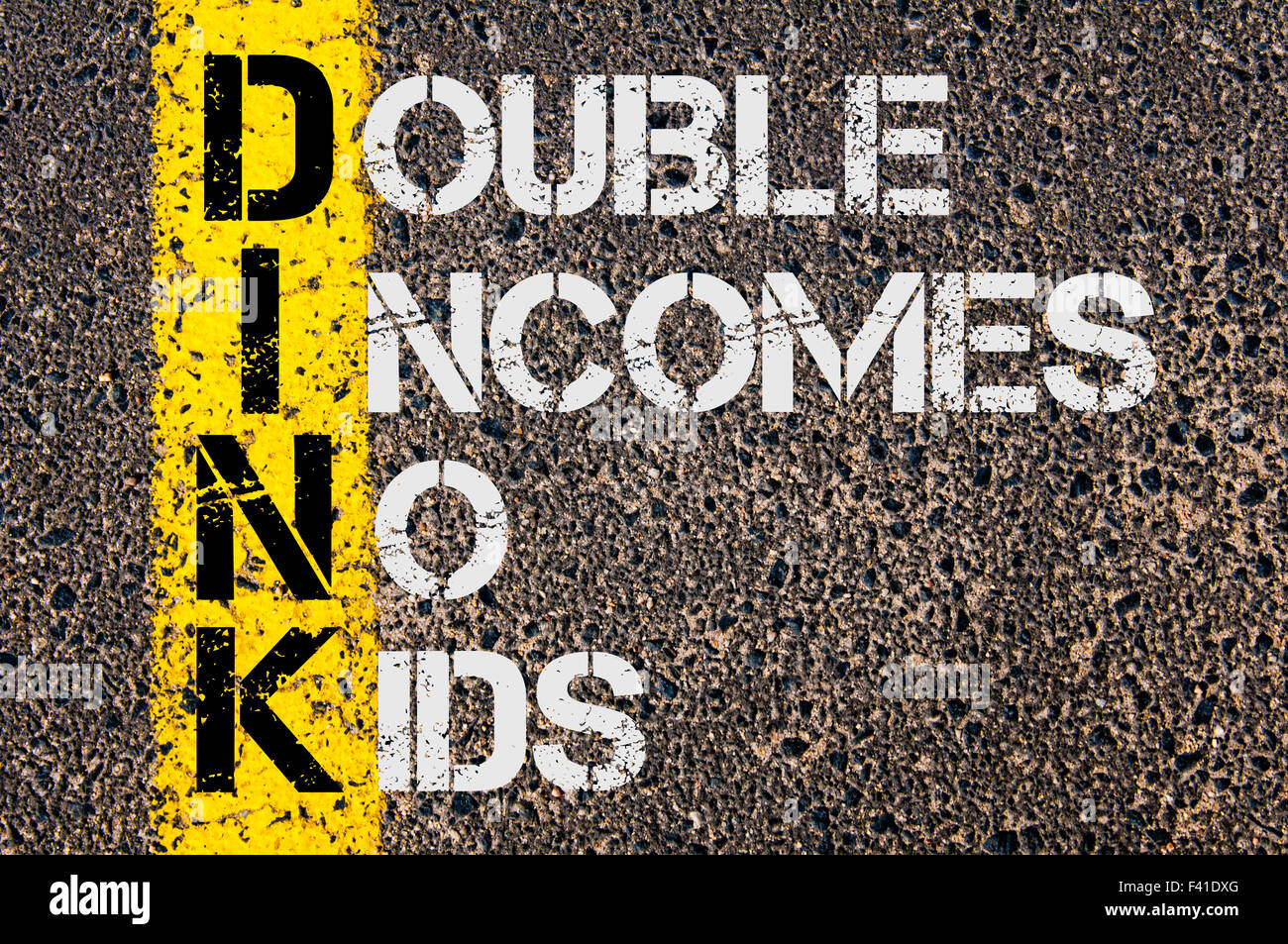 Konzept-Bild von Business Akronym DINK als doppelte Einkommen keine Kinder über Straße Markierung gelber Farbe geschrieben. Stockfoto