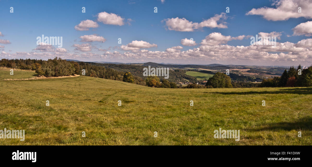 herbstliche Landschaft Panorama von Wiese in der Nähe von Krizova Hora-Hügel in Luzicke Hory Bergen oberhalb Jiretin Pod Jedlovou Stockfoto