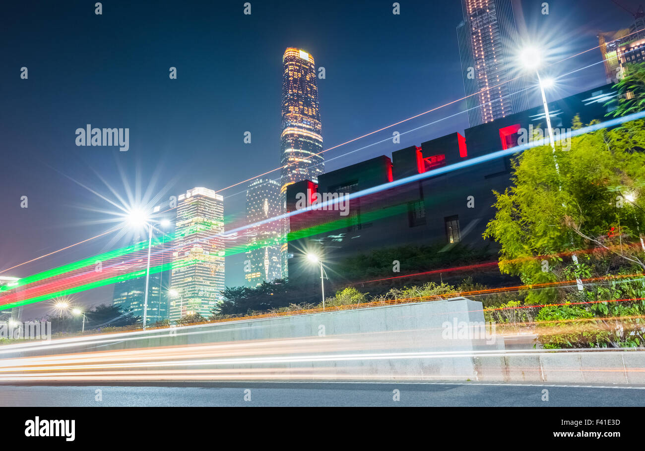 Guangzhou in der Nacht mit Lichtspuren Stockfoto