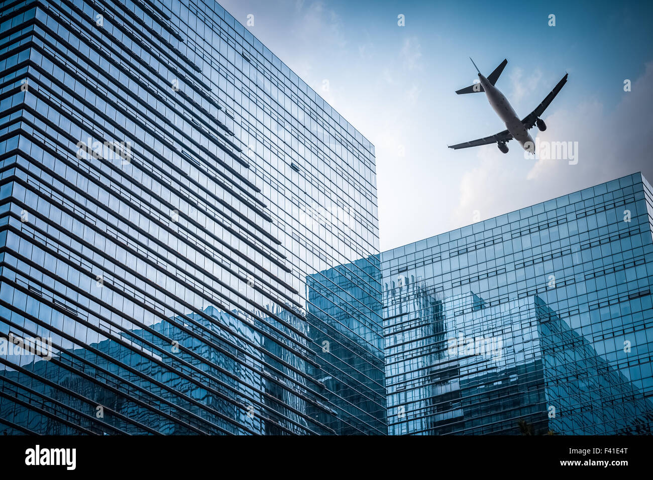 futuristische Gebäude mit Flugzeug Stockfoto