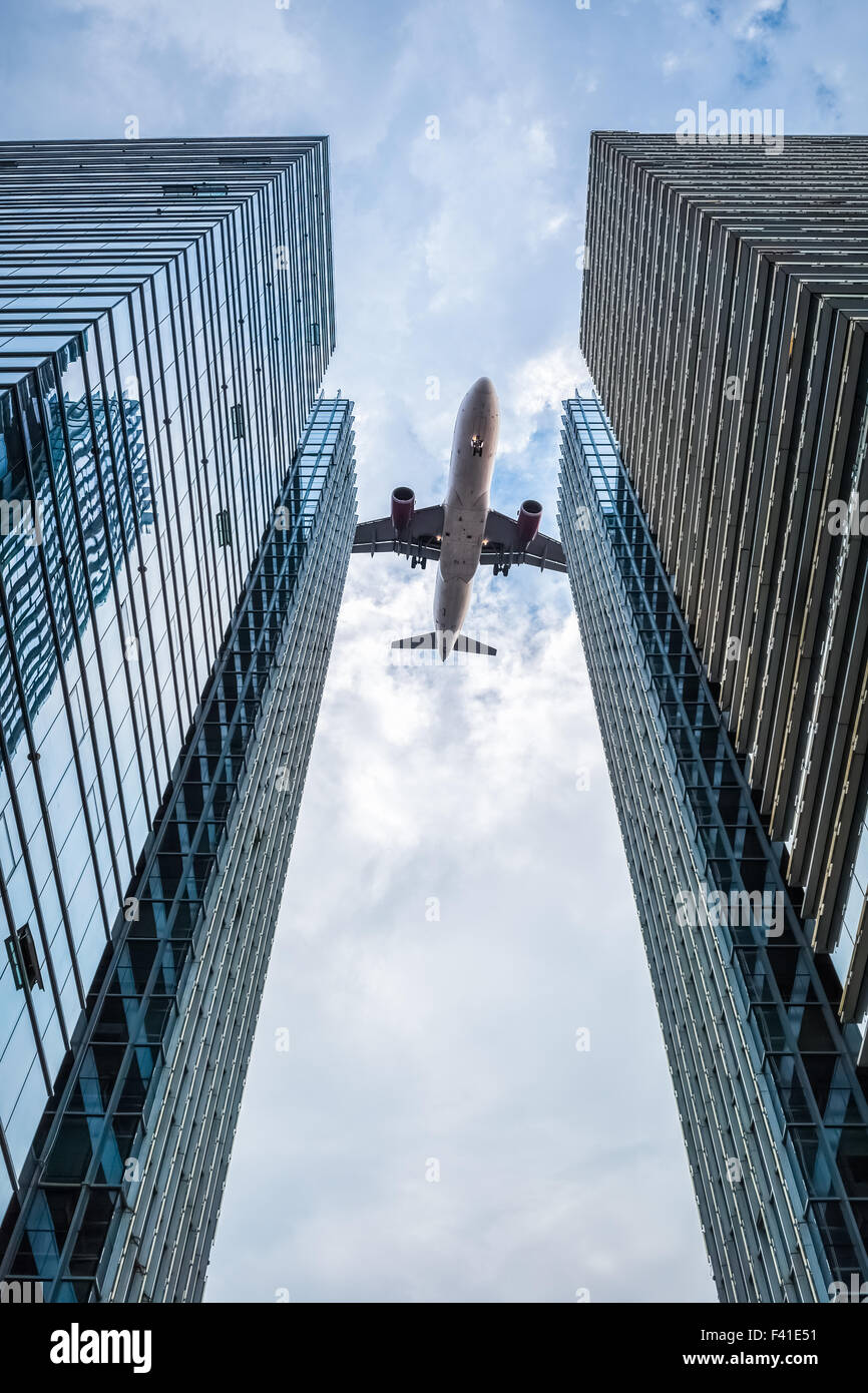 Glas-Wolkenkratzer mit dem Flugzeug Stockfoto