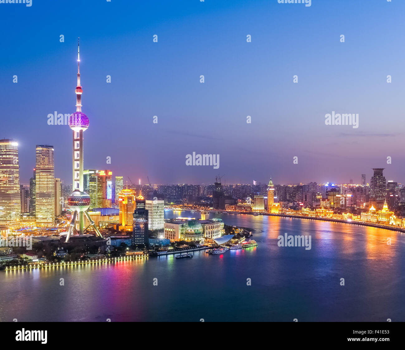 Luftaufnahme des Huangpu-Flusses in nightfall Stockfoto