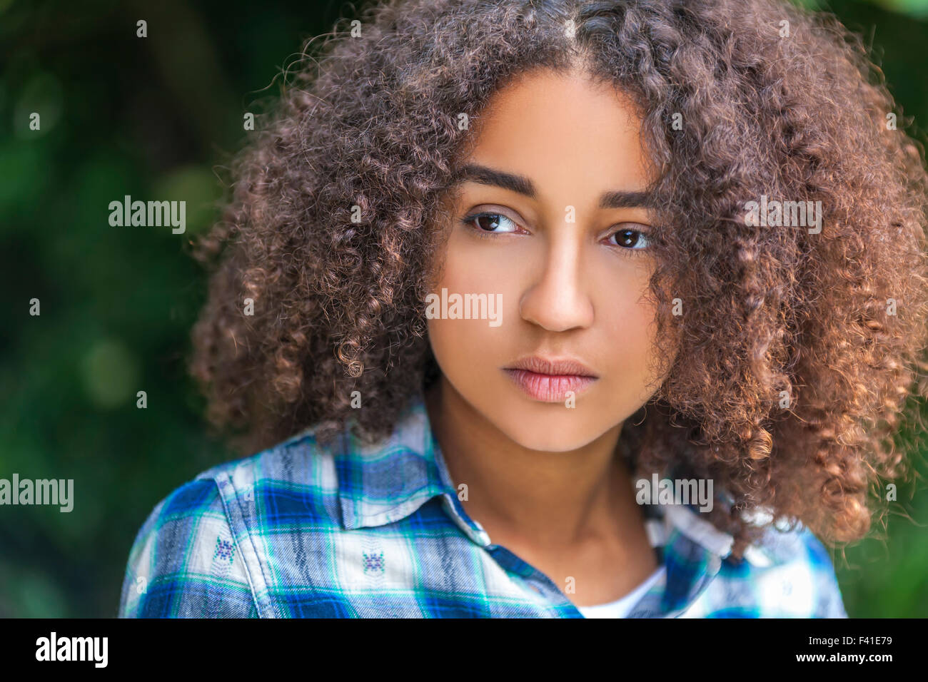 Outdoor Portrait der schönen glücklich gemischt Rennen afroamerikanische Mädchen Teenager weibliche junge Frau, nachdenklich oder traurig Stockfoto