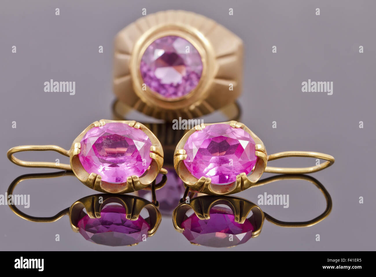 Gold Ohrringe und ein Ring mit Rubin Stockfoto