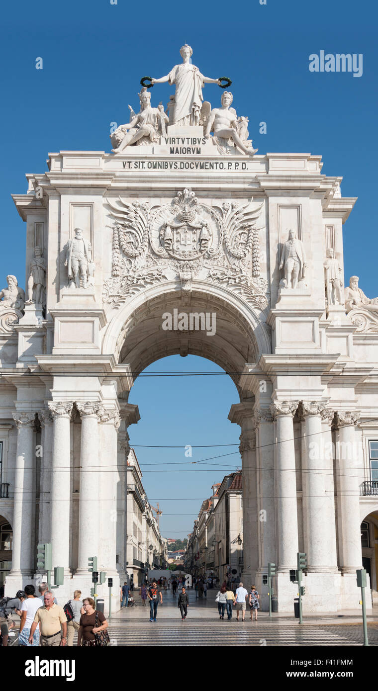 Lissabon, PORTUGAL - 26. September 2015: unbekannte Passanten in der Rua Augusta Bogen in Lissabon am 26. September 2015. Lissabon Stockfoto