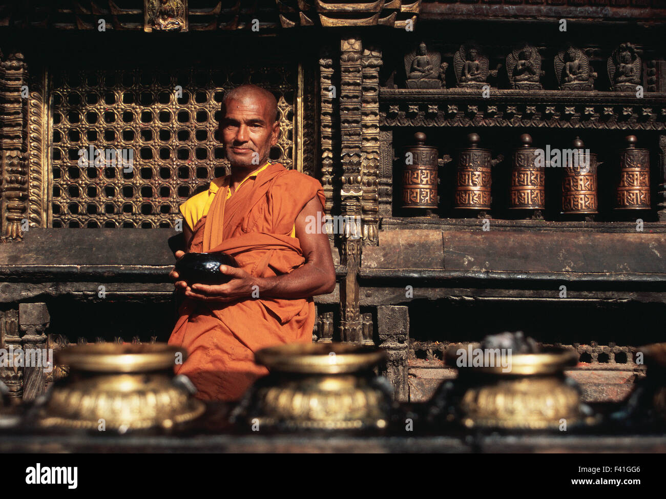 Theravada buddhistischer Mönch wartet auf Almosen im Harati-Tempel (Nepal) Stockfoto