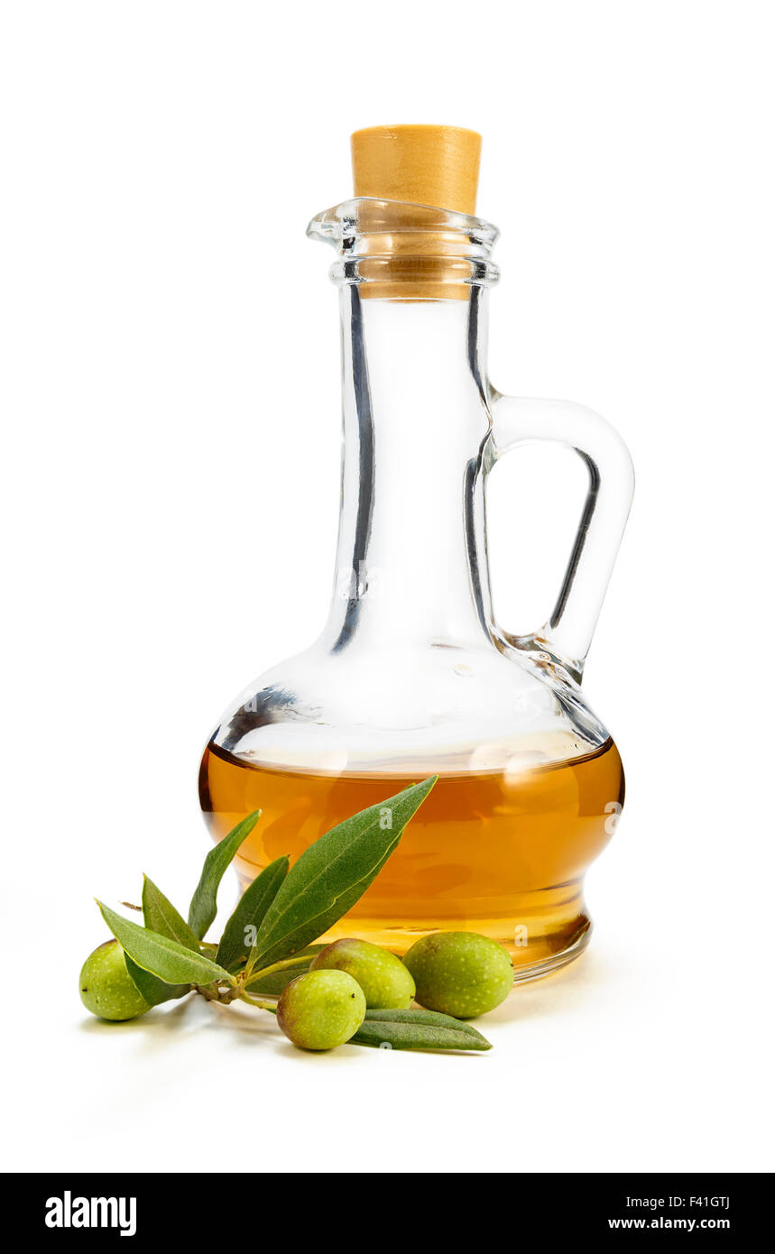 Ein Zweig von Oliven und Olivenöl in einem Dekanter auf weißem Hintergrund Stockfoto