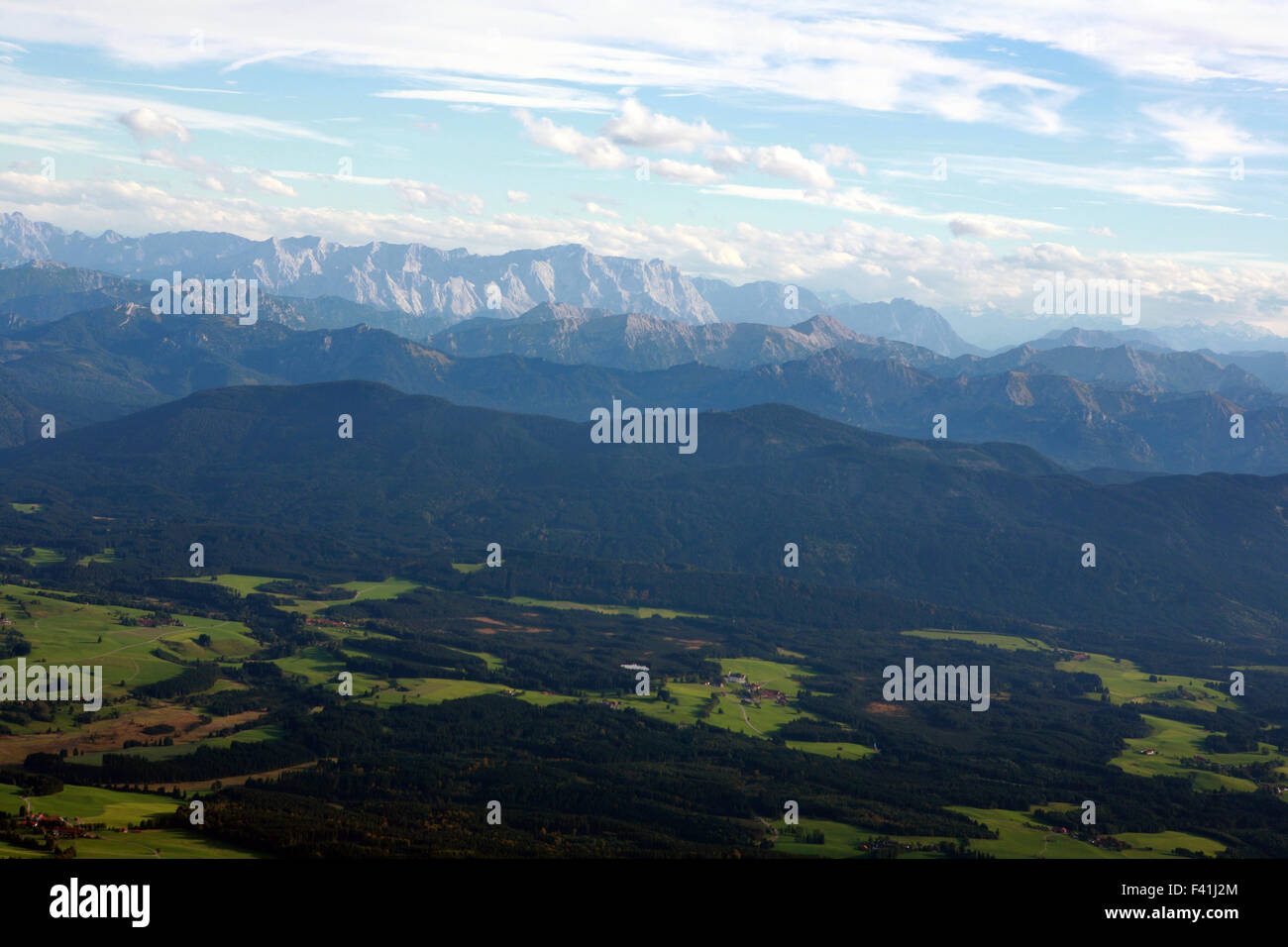 Blick vom Allgäu bis zu den Alpen Stockfoto